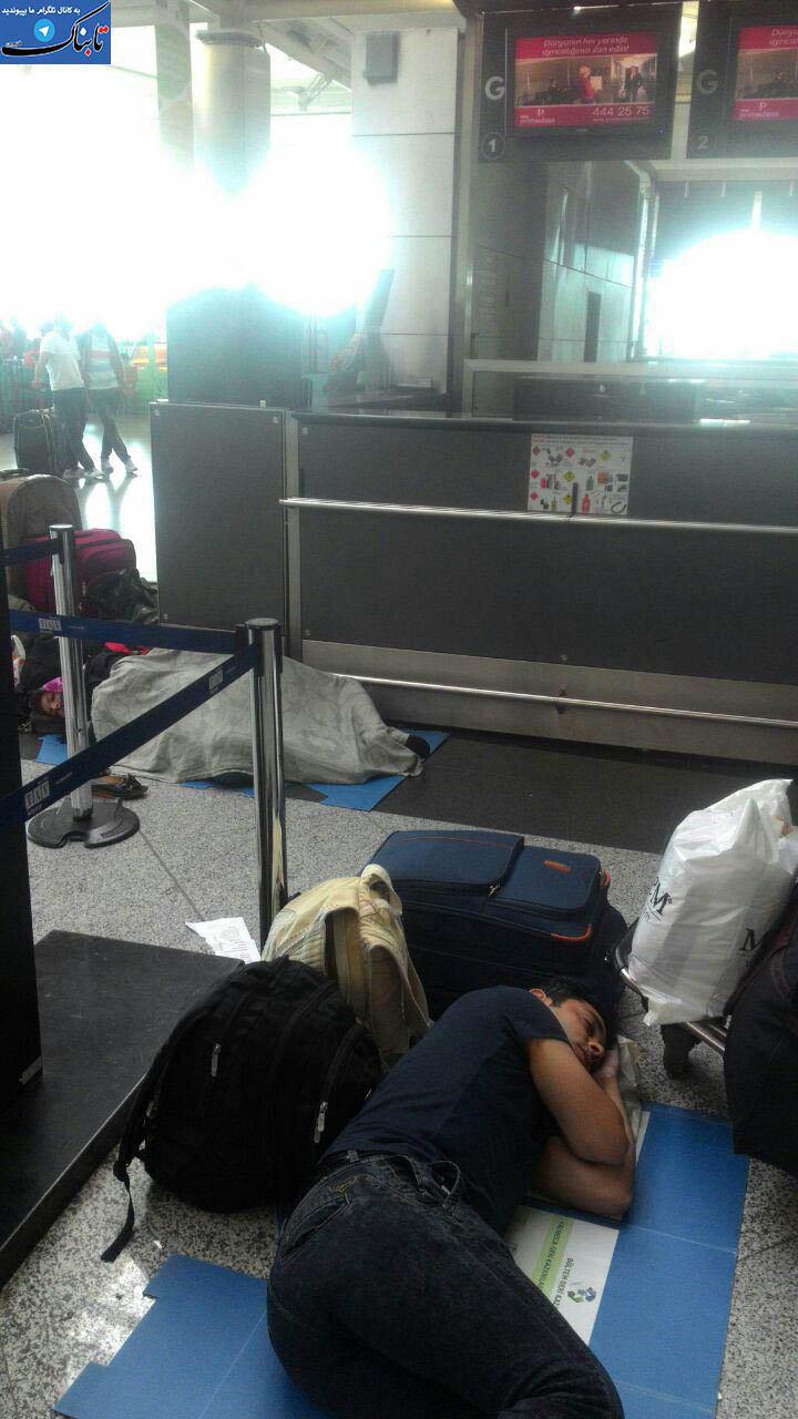 مسافران ایرانی در فرودگاه آتاتورک همچنان در سرگردانی / مسافران ایرانی فرودگاه آتاتورک شرایط روحی و جسمی خوبی ندارند + عکس