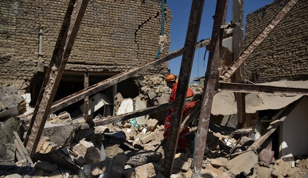 یک ساختمان مسکونی در قزوین فروریخت