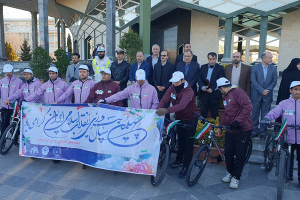 دوچرخه سواران قزوینی پیام چهل‌سالگی انقلاب را به استاندار تقدیم کردند