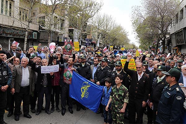 مردم قزوین در راهپیمایی23 فروردین، در حمایت از سپاه حضور یافتند