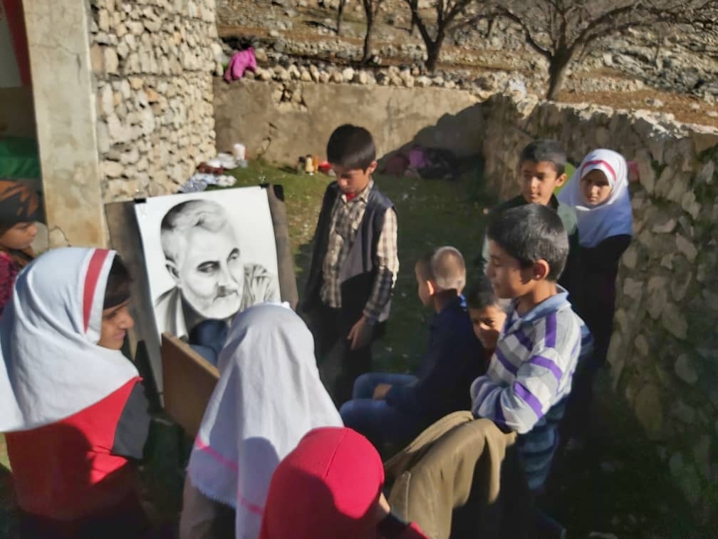 مراسم یادبود سردار سلیمانی توسط معلم و ۸ دانش آموز روستای گرداب لنده/رونمایی از تابلوی سردار دلها+تصاویر