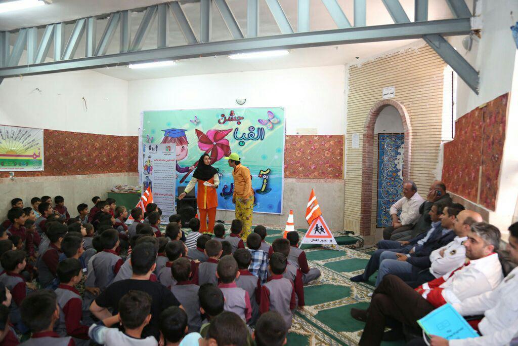 دانش آموزان شهرستانهای بوئین زهراء و  البرز با مفاهیم اولیه و پایه ایمنی و ترافیک آشنا شدند