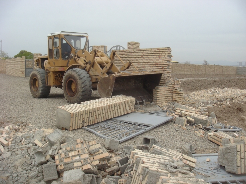 یک بنای غیر مجاز در اراضی کشاورزی شهرستان البرز تخریب شد